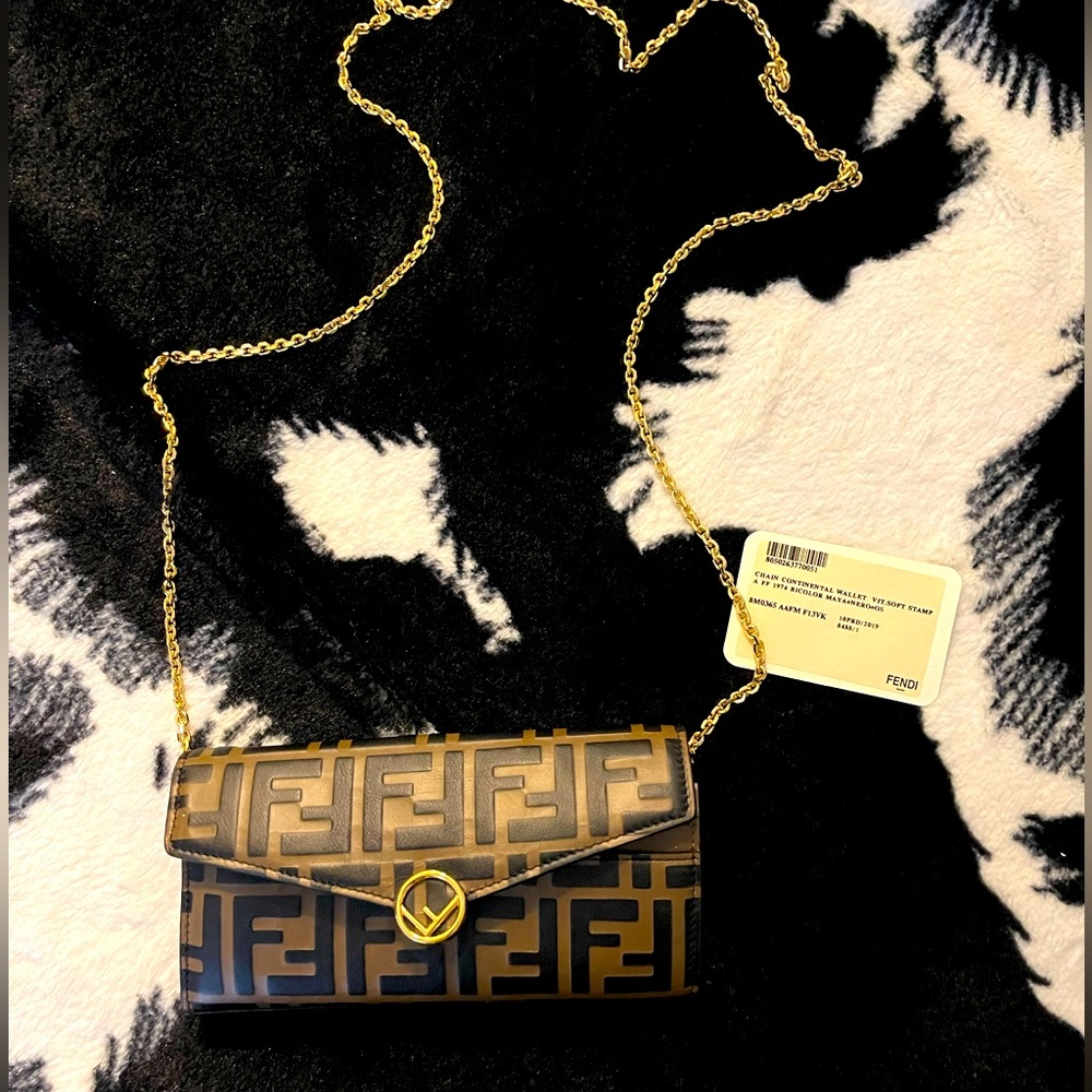 🚨SOLD🚨Fendi chain wallet